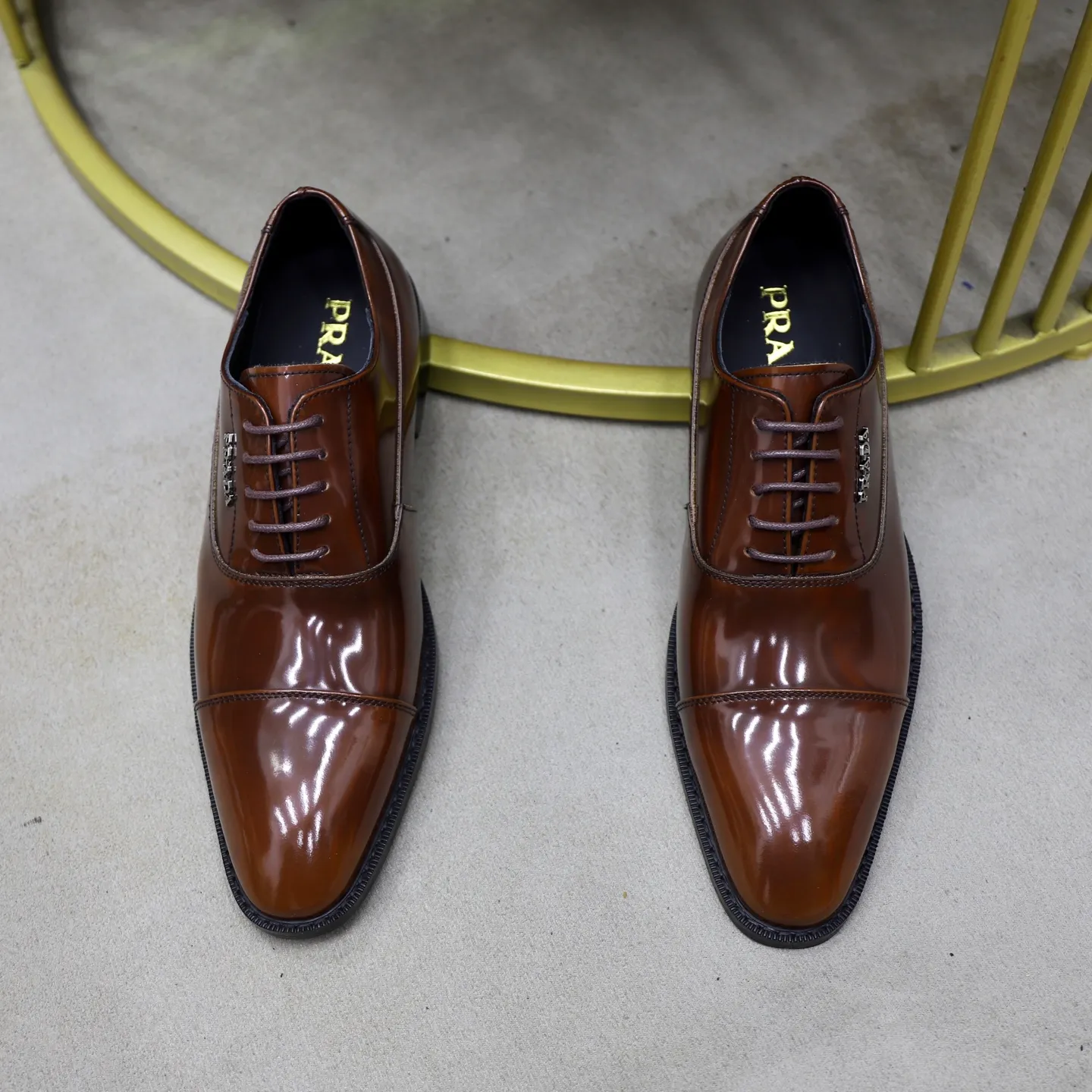 Ex-factory price: 540💰🙅‍♂️🙅‍♂️🙅‍♂️ Brand: PRADA Standard code: Men's code 38-44 (45 can be customized) Grade: Same style as the official website Original order quality Material: Original cowhide surface Comfortable cowhide lining Original outsole Style category: Men's fashionable casual leather shoes Distinguished big-name luxury elements Top luxury Color: actual picture color